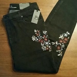NEW! Mossimo Mid-Rise Floral Embroidered Skinny Jeans - SHORT